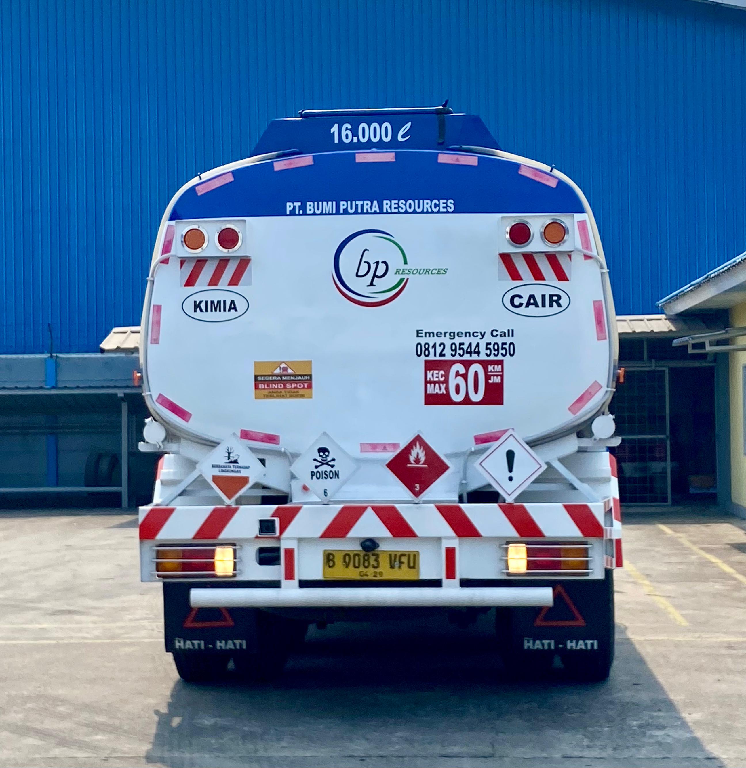Tampak belakang truk tanki 16.000 liter BPR