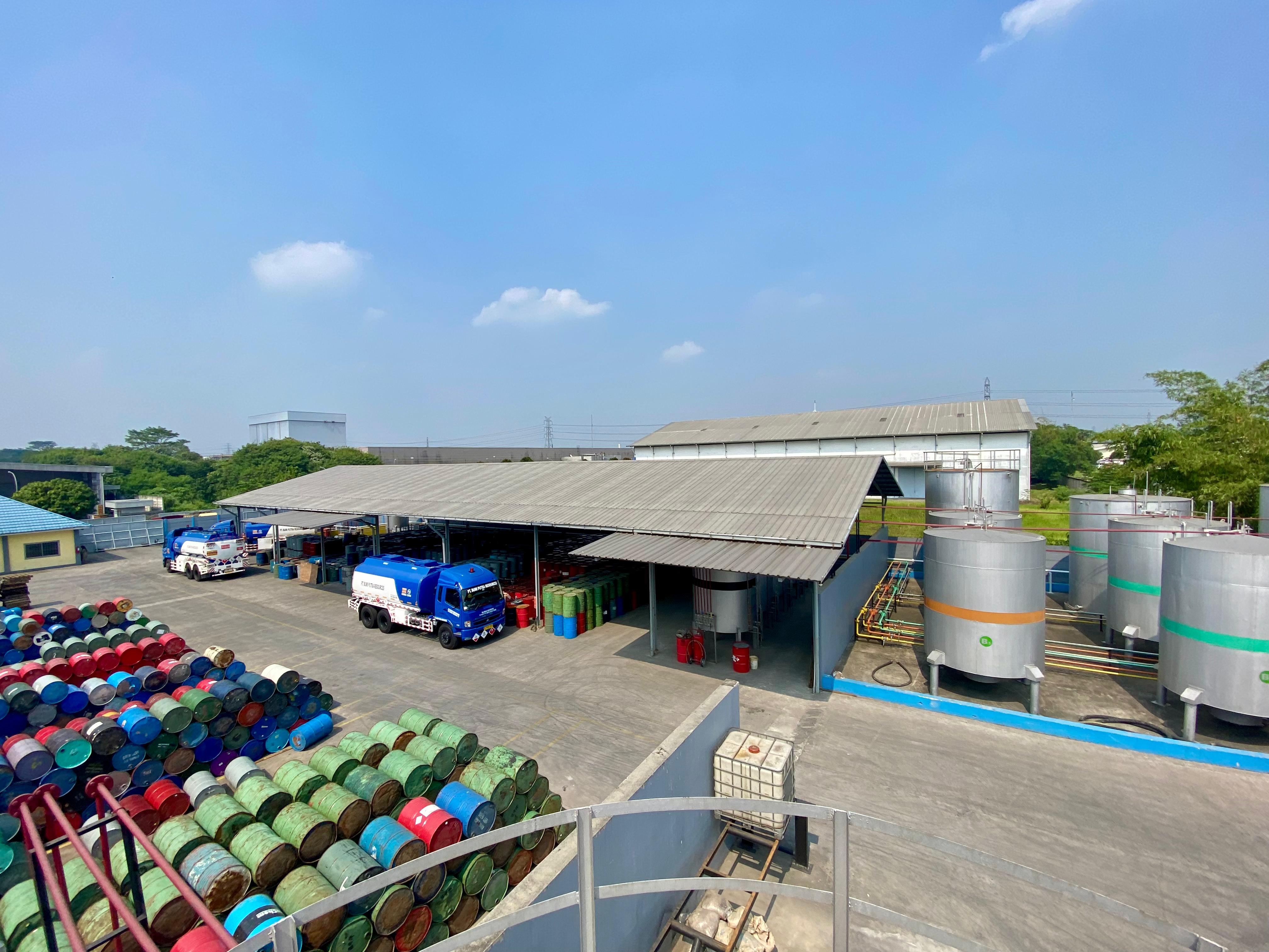 Area yard: drum solvent dan tangki penyimpanan BPR